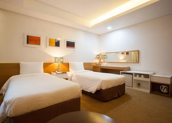 Hotel Pharos 3*